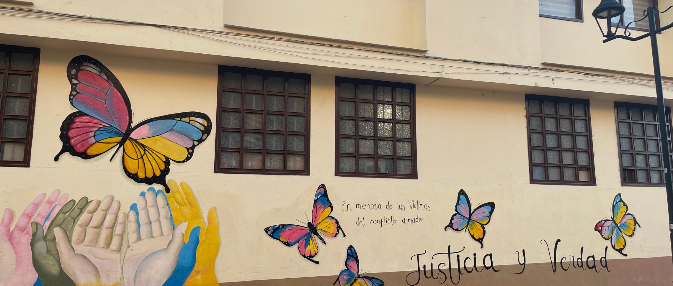 Wandbild in Chiquinquirá: 'Gerechtigkeit und Wahrheit. In Erinnerung an die Opfer des bewaffneten Konflikts'
