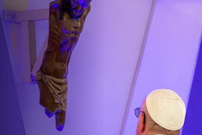 Papst Franziskus vor dem Schwarzen Christus von Bojayá, vor dem er während seines Kolumbienbesuchs im Jahr 2017 gebetet hatte.