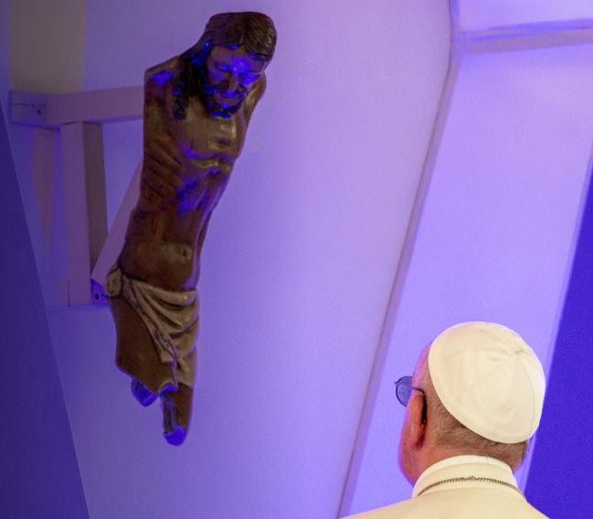 Papst Franziskus vor dem Schwarzen Christus von Bojayá, vor dem er während seines Kolumbienbesuchs im Jahr 2017 gebetet hatte.