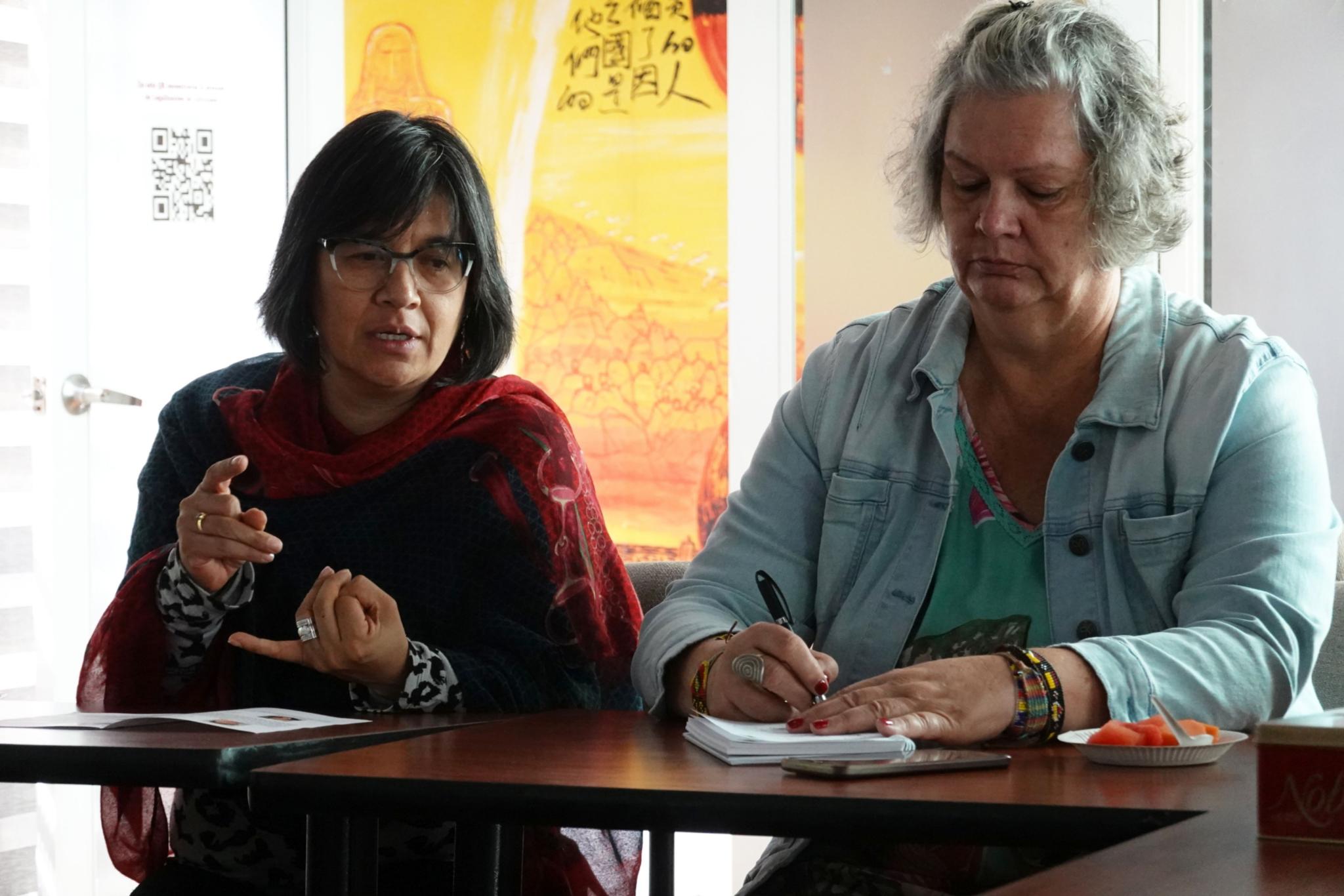 Liliana Zamudio, stellvertretende Leiterin der Nationalen Sozialpastoral, und Claudia Witgens im Gespräch.