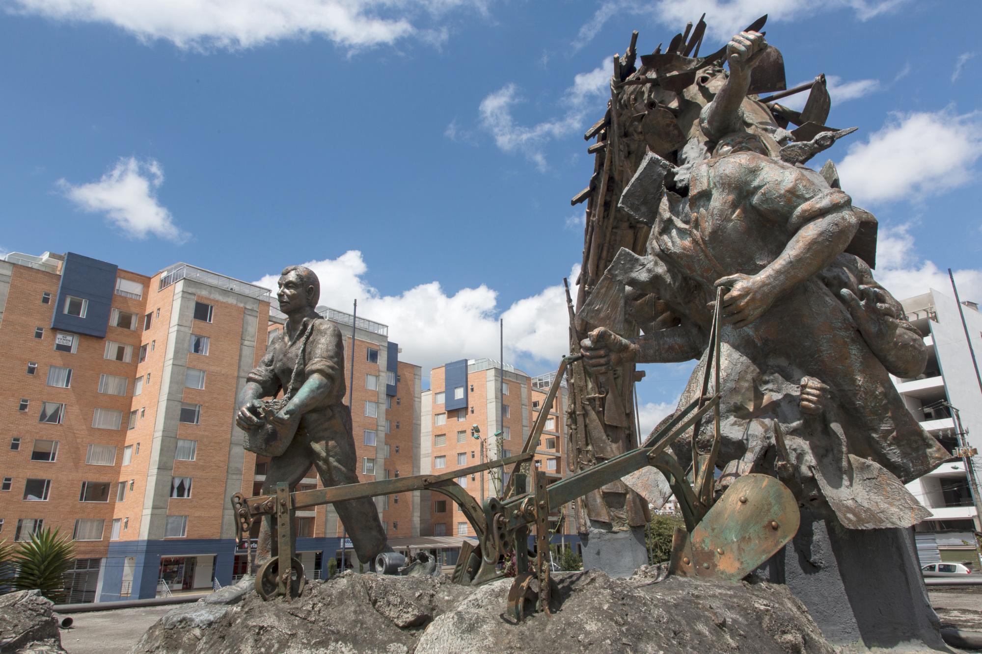 Für das Friedens-Denkmal „Schwerter zu Pflugscharen“ des Bildhauers Rodrigo Arenas Betancur in Pasto haben ehemalige Guerillakämpfer der M-19 in den 90er Jahren ihre Gewehre und Handfeuerwaffen abgegeben, die eingeschmolzen wurden, und zum Teil noch sichtbar sind. Errichtet wurde es von Pastos früherem Bürgermeister Antonio Navarro Wolf, einem ehemaligen Untergrundkämpfer der Gruppe M-19.