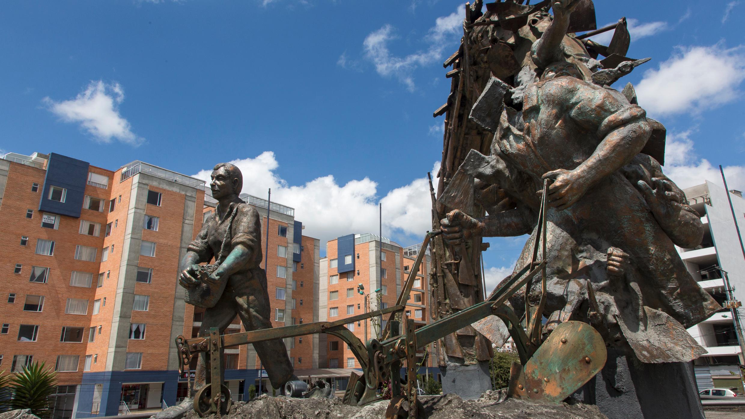 Für das Friedens-Denkmal „Schwerter zu Pflugscharen“ des Bildhauers Rodrigo Arenas Betancur in Pasto haben ehemalige Guerillakämpfer der M-19 in den 90er Jahren ihre Gewehre und Handfeuerwaffen abgegeben, die eingeschmolzen wurden, und zum Teil noch sichtbar sind. Errichtet wurde es von Pastos früherem Bürgermeister Antonio Navarro Wolf, einem ehemaligen Untergrundkämpfer der Gruppe M-19.
