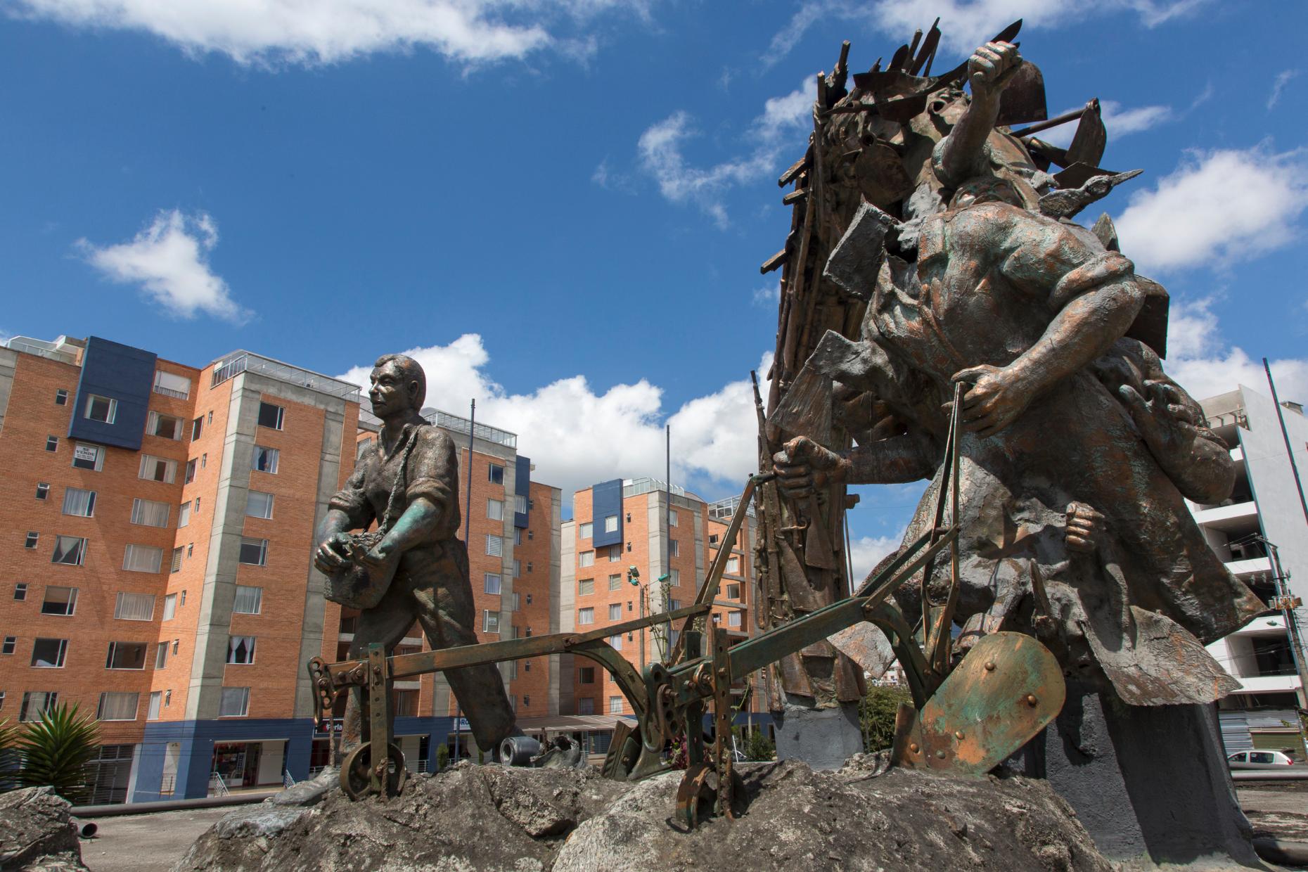 Für das Friedens-Denkmal „Schwerter zu Pflugscharen“ des Bildhauers Rodrigo Arenas Betancur in Pasto haben ehemalige Guerillakämpfer der M-19 in den 90er Jahren ihre Gewehre und Handfeuerwaffen abgegeben, die eingeschmolzen wurden, und zum Teil noch sichtbar sind. Errichtet wurde es von Pastos früherem Bürgermeister Antonio Navarro Wolf, einem ehemaligen Untergrundkämpfer der Gruppe M-19. (c) Jürgen Escher/Adveniat