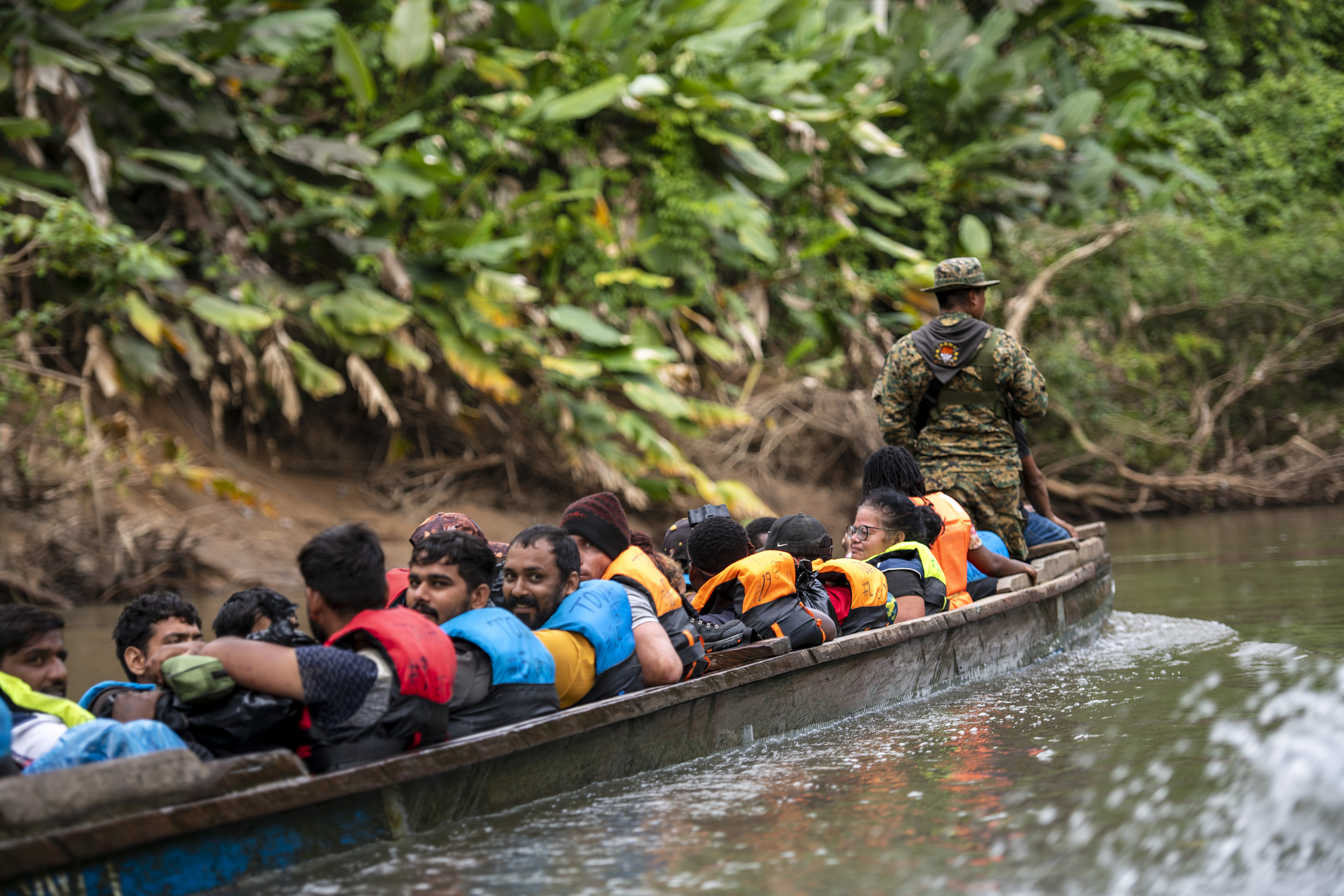 Unterwegs im Boot nach Puerto Limón nahe dem Durchgangslager in Meriti