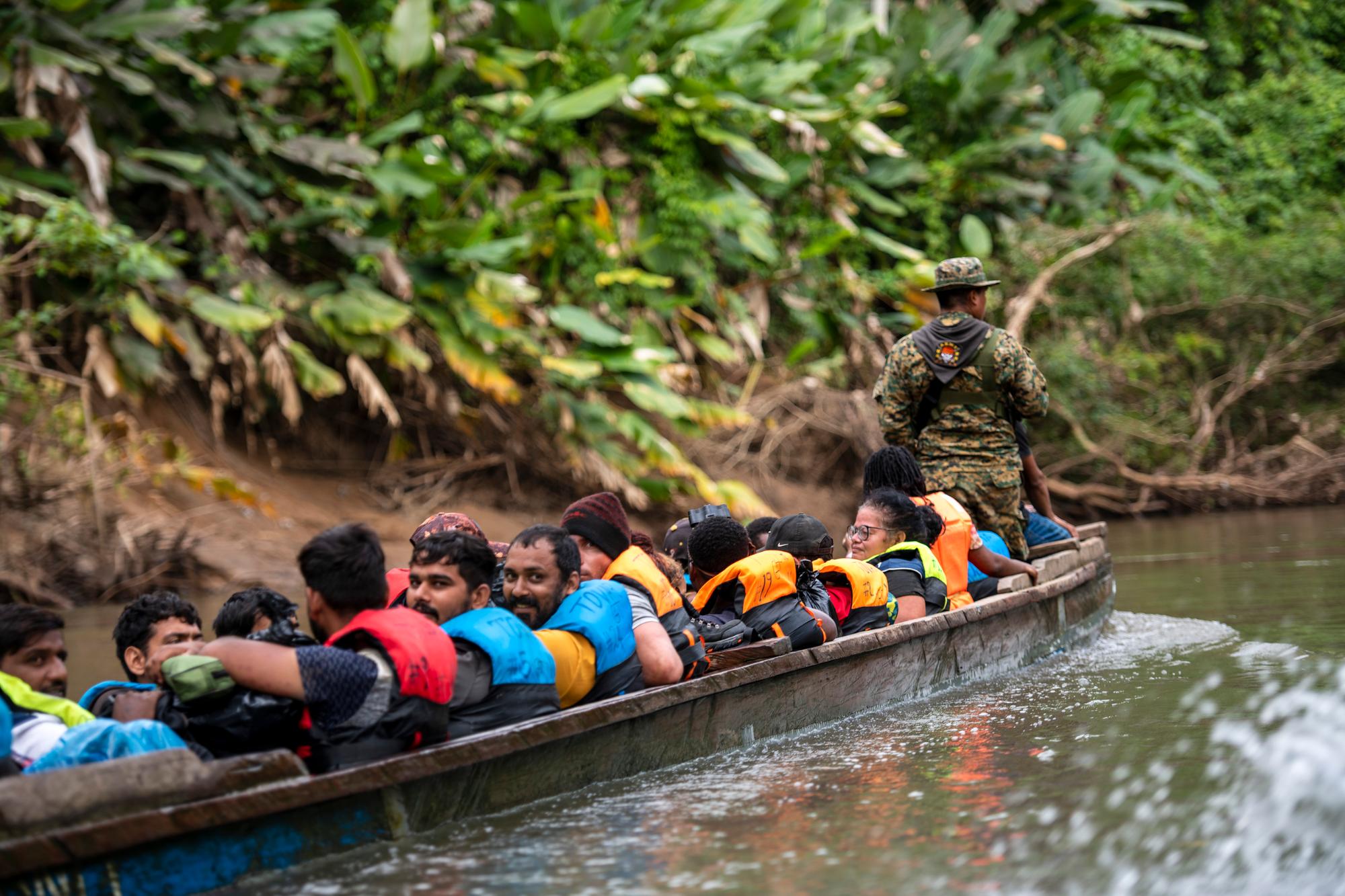 Unterwegs im Boot nach Puerto Limón nahe dem Durchgangslager in Meriti