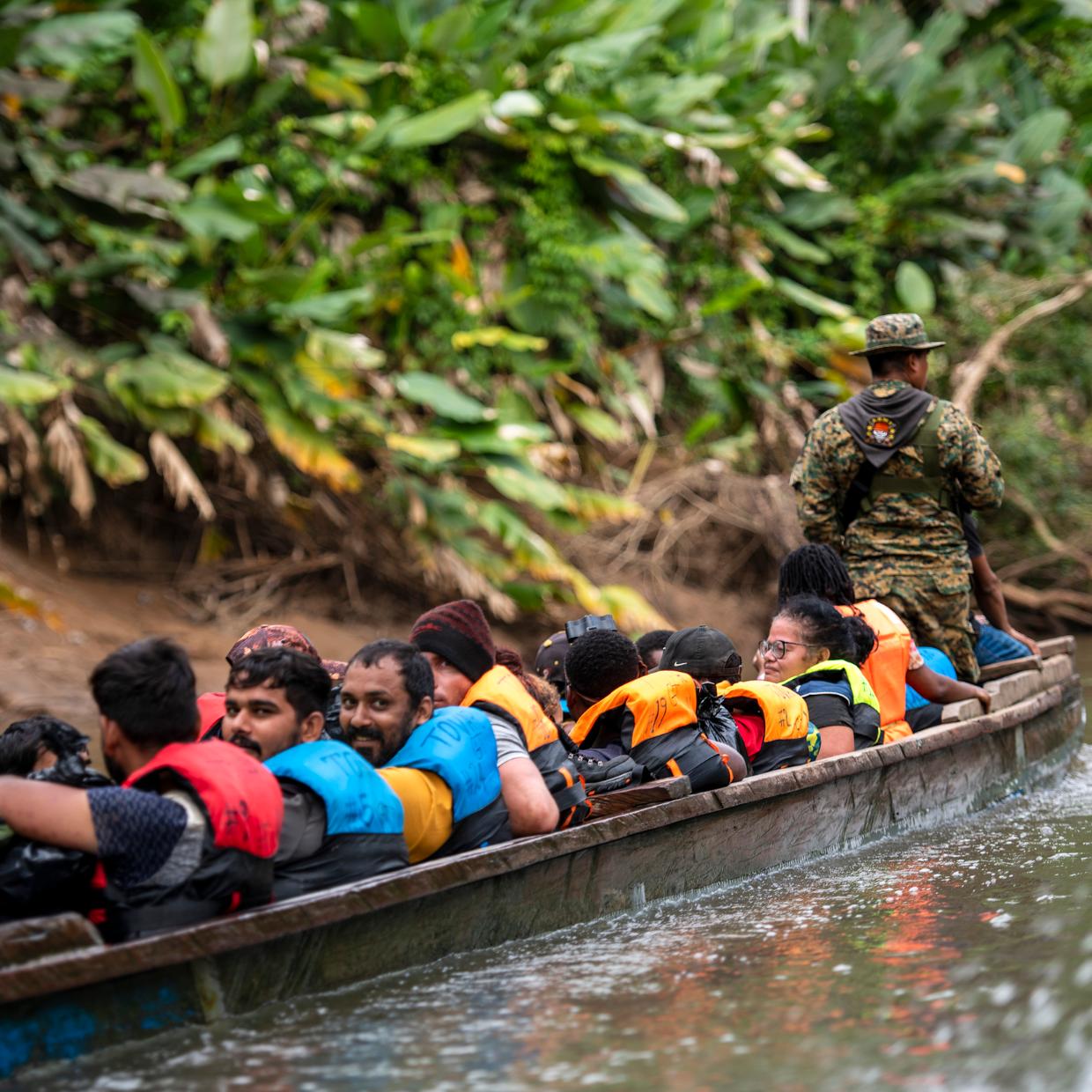 Unterwegs im Boot nach Puerto Limón nahe dem Durchgangslager in Meriti