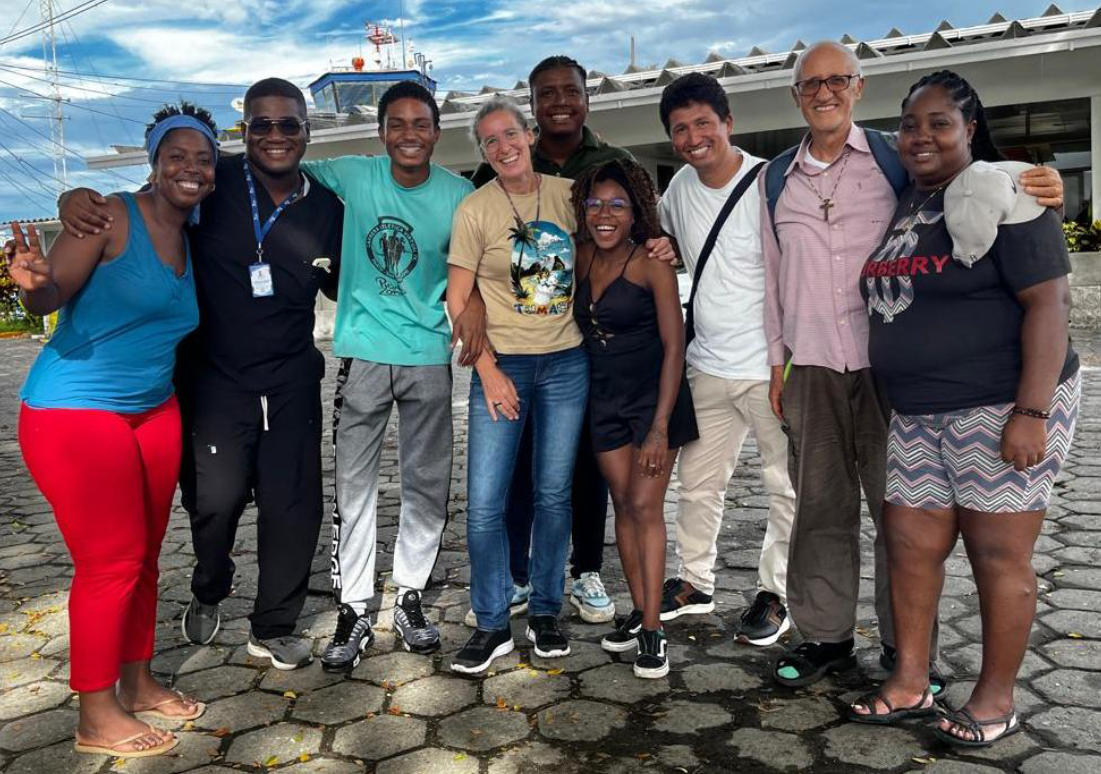 Abschied vom Leitungsteam des Centro Afro und den Comboni-Missionaren am Flughafen von Tumaco.
