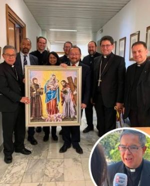 Großes Bild: Vorstand der kolumbianischen Bischofskonferenz mit einer Replik des Gnadenbildes von Chiquinquirá. Kleines Bild unten rechts: Erzbischof Rueda im Interview