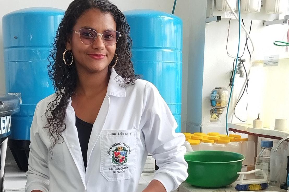 Camila López, Chemiestudentin, im Labor.
