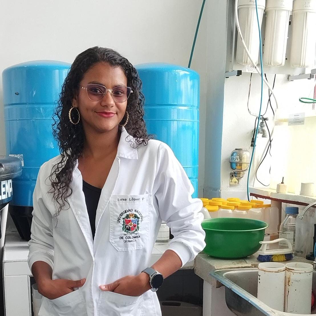 Camila López, Chemiestudentin, im Labor.