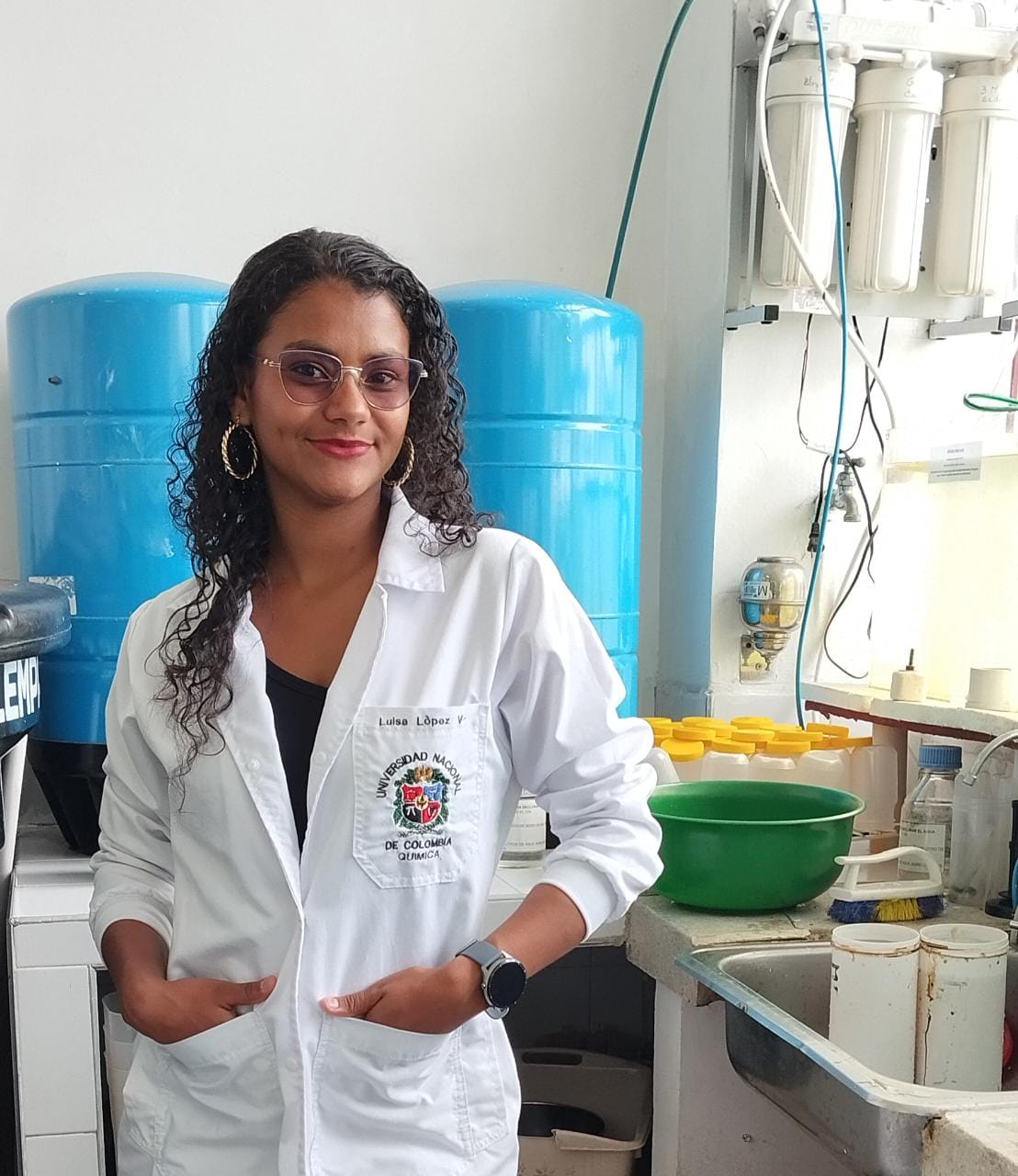Camila López, Chemiestudentin, im Labor.
