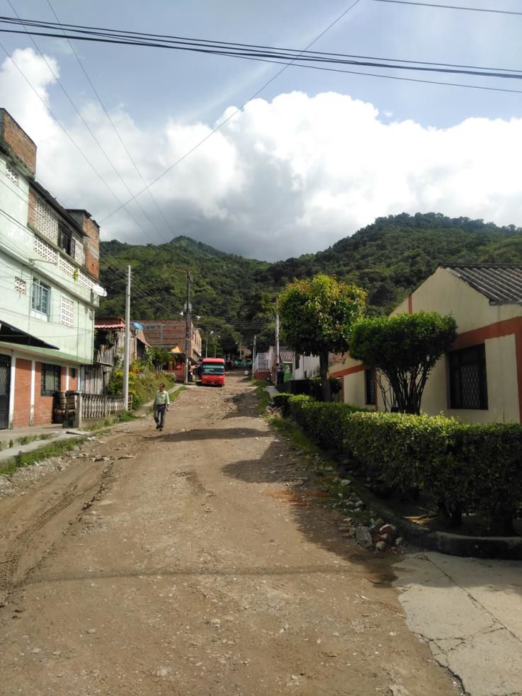 Eine der Hauptstraßen in meinem Barrio (Wohnviertel) Tierra firme..jpg (c) Pia Sommer