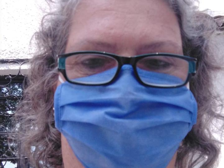 Claudia Witgens, deutsche AGIAMONDO-Fachkraft bei der Sozialpastoral des Erzbistums Cali, mit dem landesweit vorgeschriebenen Mund-Nasenschutz.