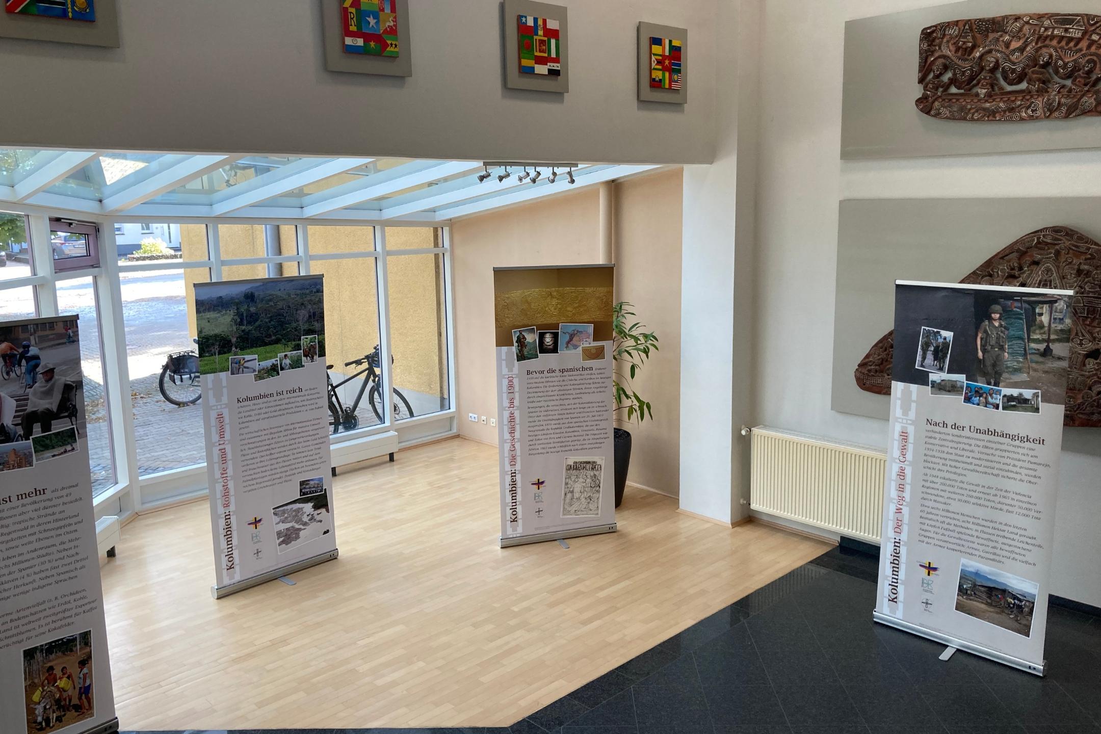 Blick auf die aufgebaute Kolumbienausstellung bei action medeor