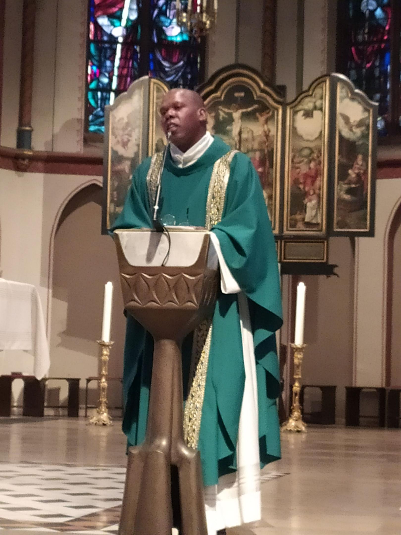 Padre Luis Carlos bei der Sonntagsmesse in St. Donatus, Aachen am 12.9.21 (c) Michael Schürmann