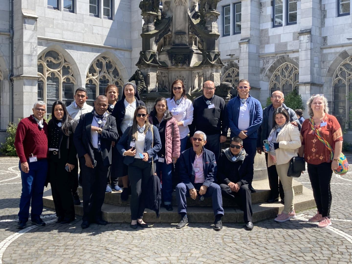 Die 16-köpfige Delegation aus Kolumbien zu Besuch im Bistum Aachen. (c) privat