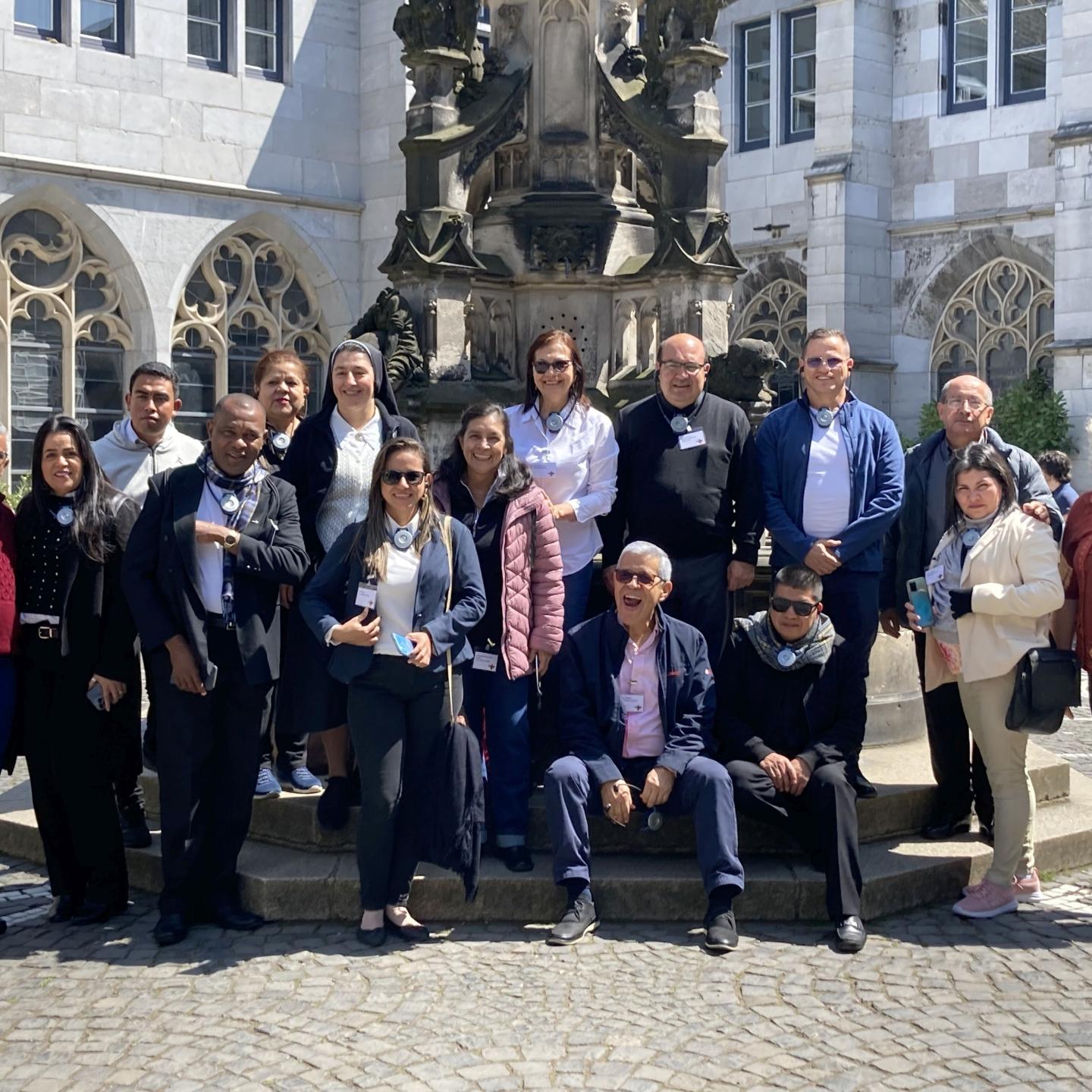 Die 16-köpfige Delegation aus Kolumbien zu Besuch im Bistum Aachen.