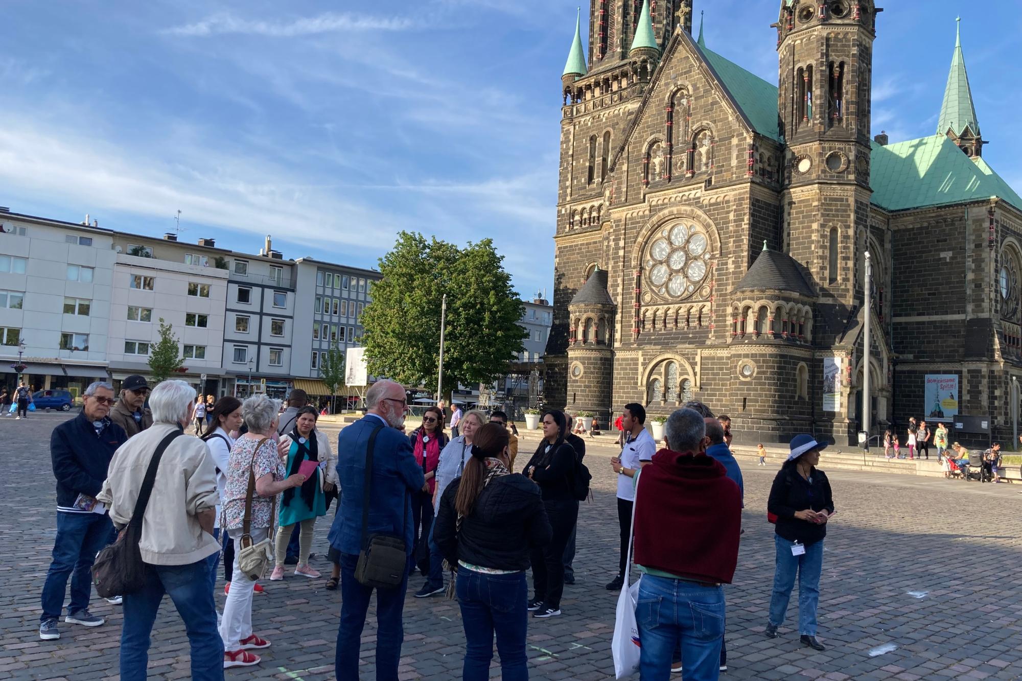 Die kolumbianische Delegation vor der evangelischen Hauptkirche in Rheydt nach einem ökumenischen Friedensgebet.