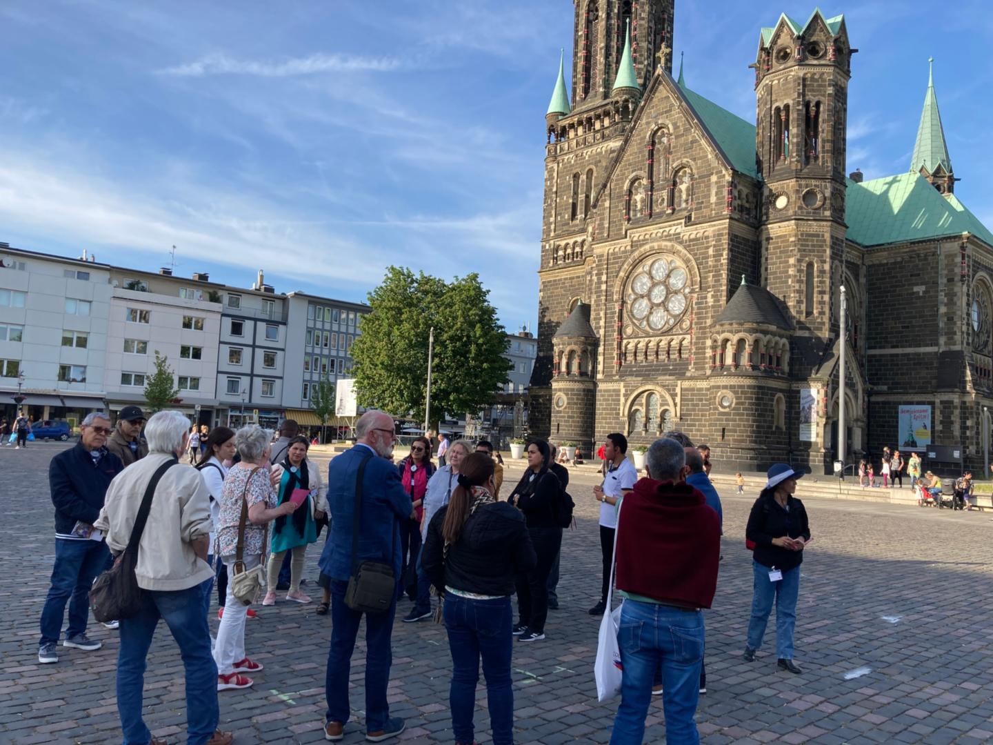 Die kolumbianische Delegation vor der evangelischen Hauptkirche in Rheydt nach einem ökumenischen Friedensgebet. (c) privat