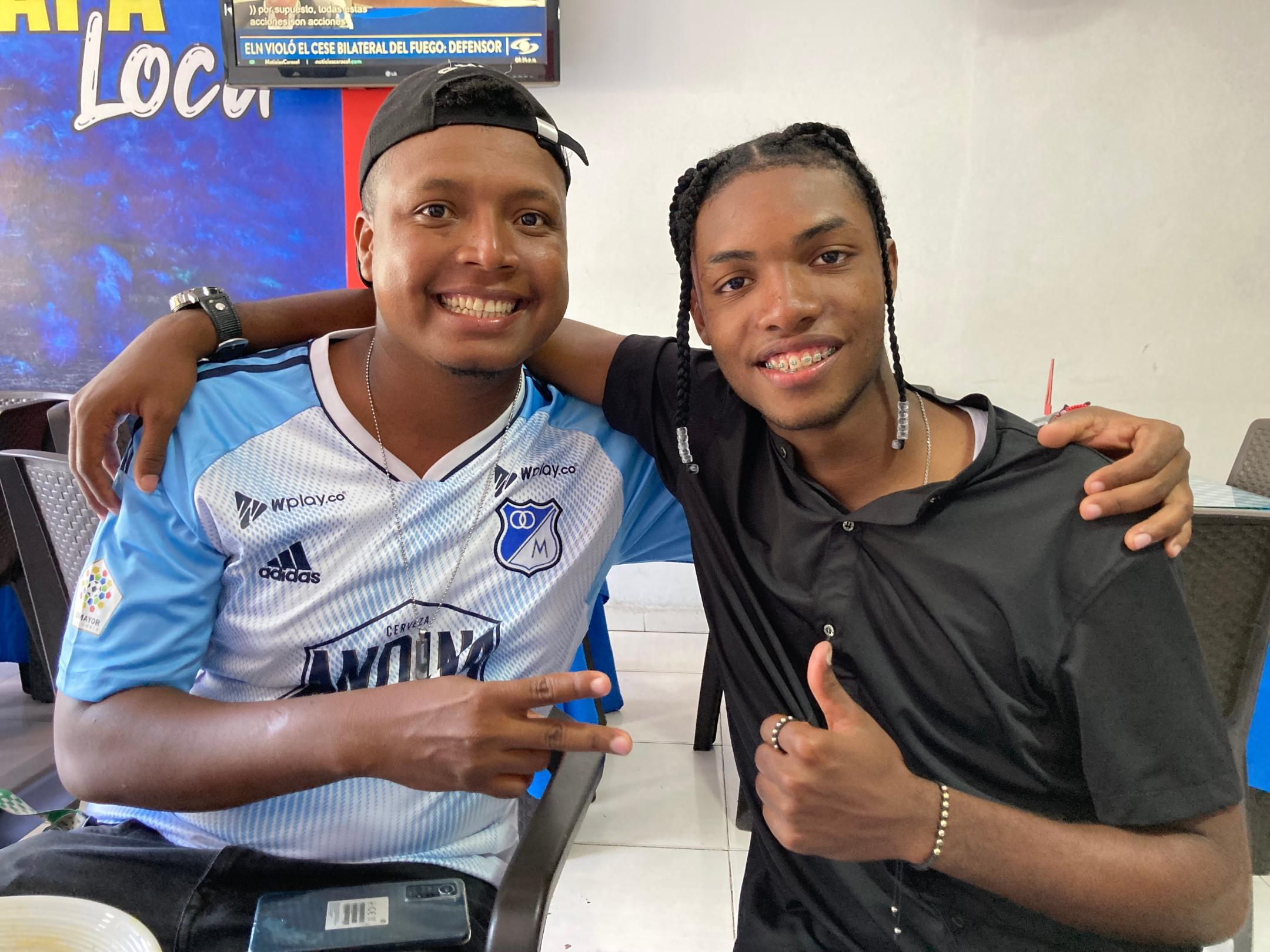 Schulterschluss und Stabübergabe: Leonardo Jesús Castro de la Cruz (links) vom Leitungsteam des Centro Afro, der als Mitglied der HipHop-Band AfroMiTu 2022 in Deutschland zu Besuch war, und Edwin Narváez (rechts), der von Adveniat als Kampagnengast 2024 ausgewählt wurde.