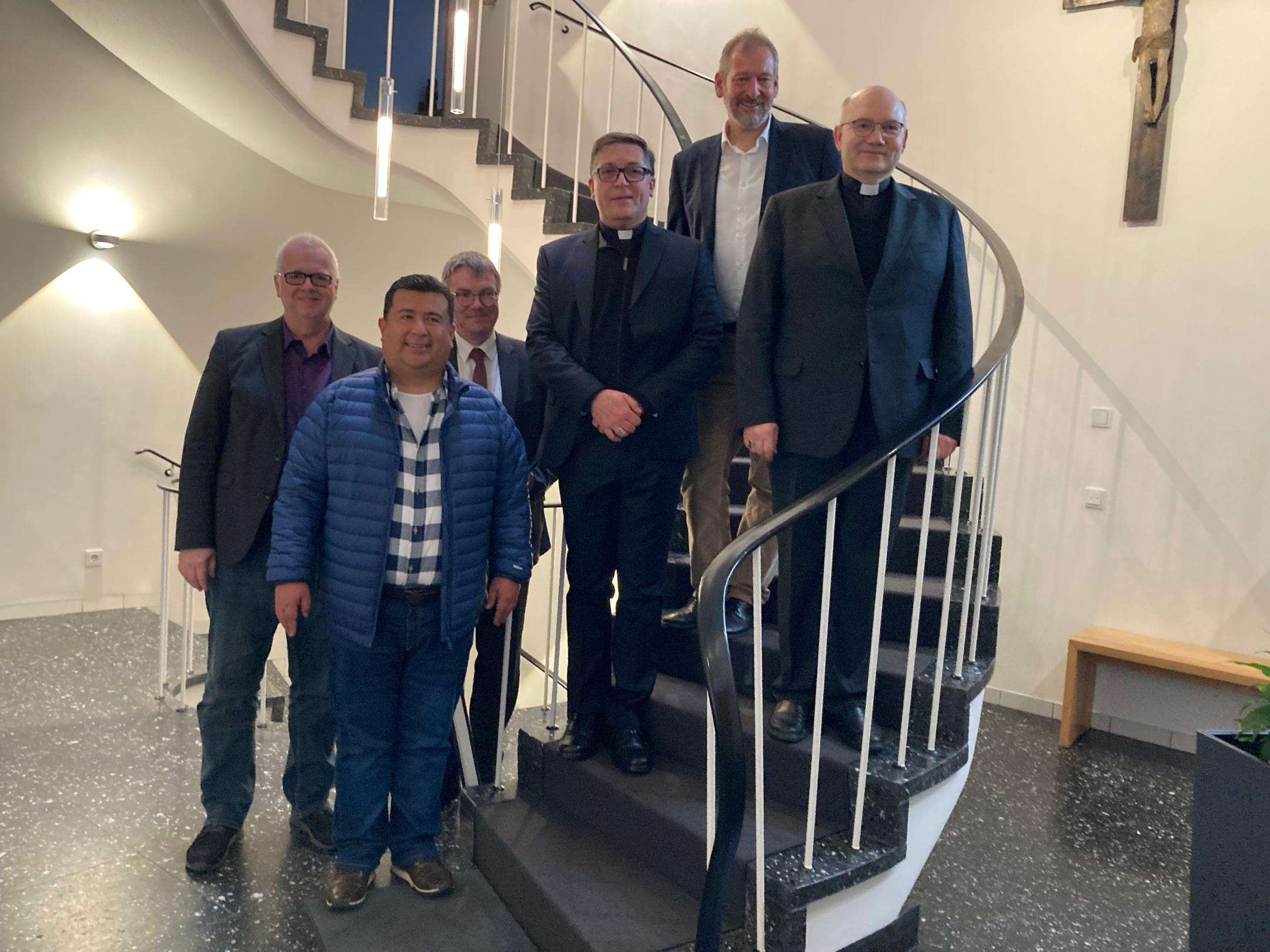 Kolumbianischer Besuch im Bischofshaus: v. r. n. l.: Bischof Helmut Dieser, Markus Offner, Bischof Juan Carlos Cárdenas, Stephan Jentgens, James Morales, Thomas Hoogen