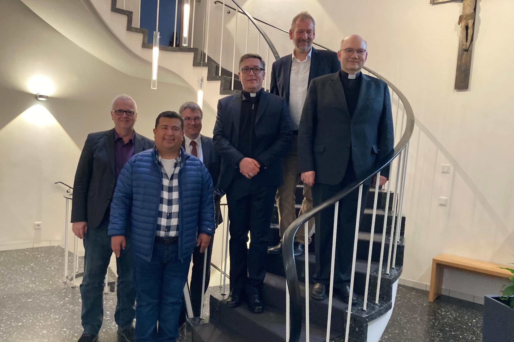 Kolumbianischer Besuch im Bischofshaus: v. r. n. l.: Bischof Helmut Dieser, Markus Offner, Bischof Juan Carlos Cárdenas, Stephan Jentgens, James Morales, Thomas Hoogen