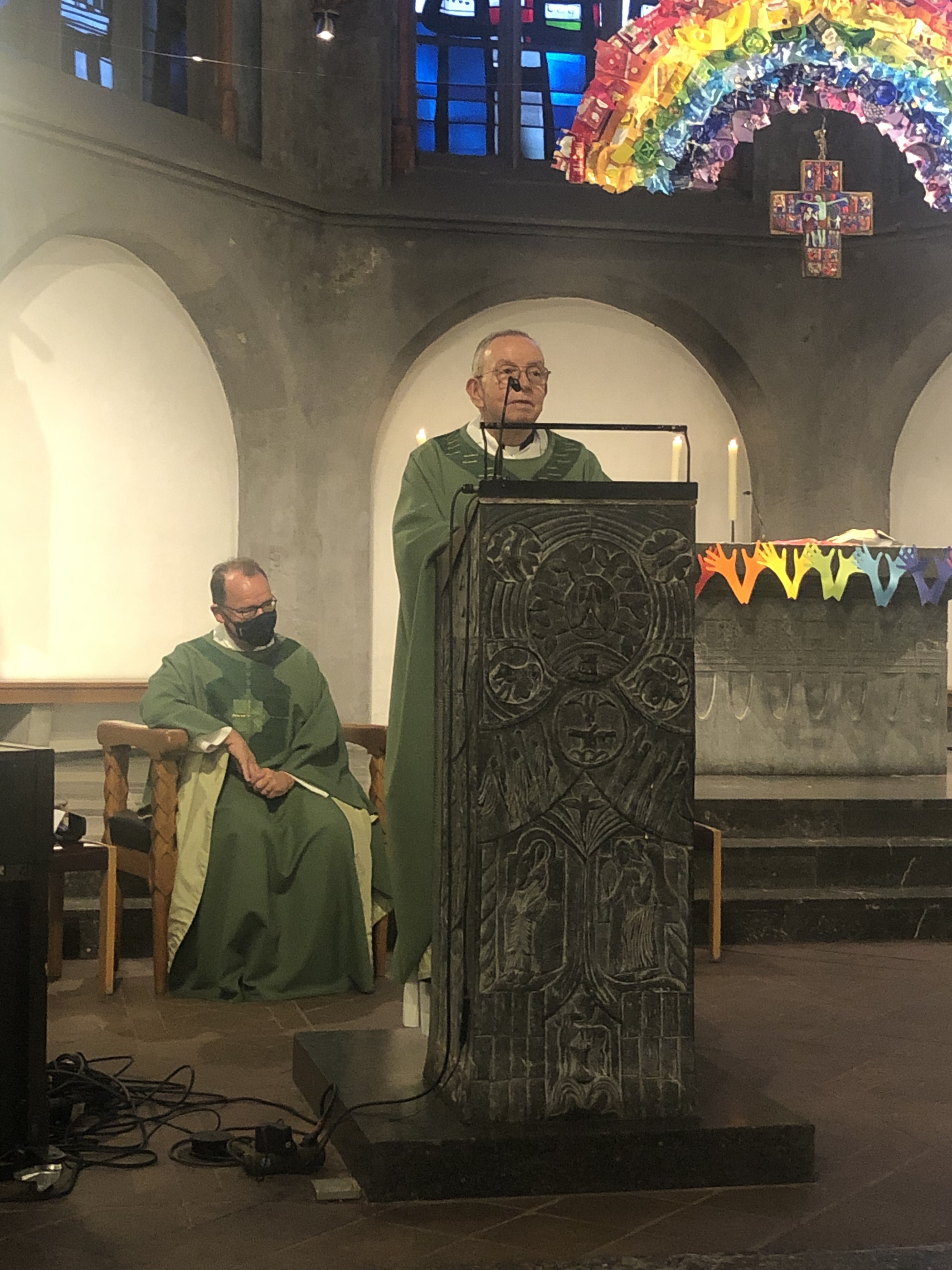 Mons. Henao während der Abendmesse in St. Foillan, Aachen