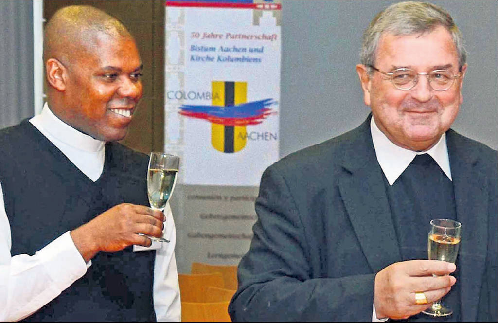 Auf eine gute gemeinsame Zukunft der Kirche Kolumbiens und des Bistums Aachen: Bischof Heinrich Mussinghoff hebt das Glas mit Padre Luis Carlos Hinojosa Moreno und vielen anderen Gästen.