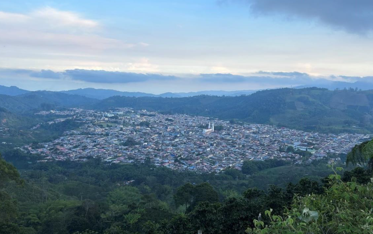 Aussicht auf die Stadt Líbano, Tolima, mit der „Catedral de nuestra señora del Carmen“ im Mittelpunkt.