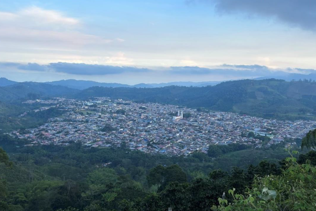 : Ansicht von Líbano (Departement Tolima), in der Mitte: Kathedrale Nuestra Señora del Carmen (Unsere Liebe Frau vom Berg Karmel)