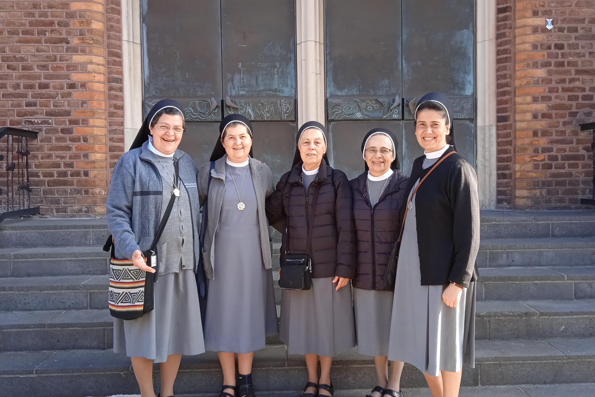 Die kolumbianischen Kapitularinnen: Sr. Beatriz Helena Villegas PIJ, Sr. María Helena Henao PIJ, Provinzoberin Sr. María del Rocío Ángel PIJ, Sr. Nora María Días PIJ, Generalassistentin Sr. María Angélica Cadena PIJ.