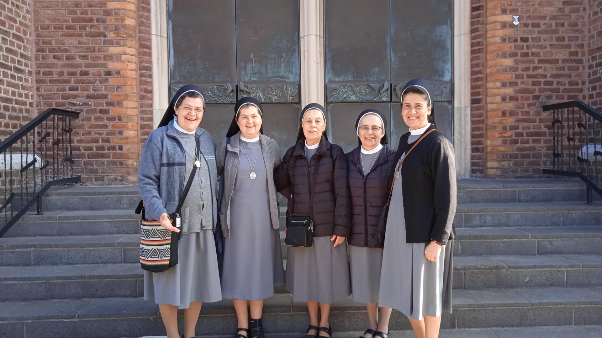 Die kolumbianischen Kapitularinnen: Sr. Beatriz Helena Villegas PIJ, Sr. María Helena Henao PIJ, Provinzoberin Sr. María del Rocío Ángel PIJ, Sr. Nora María Días PIJ, Generalassistentin Sr. María Angélica Cadena PIJ.