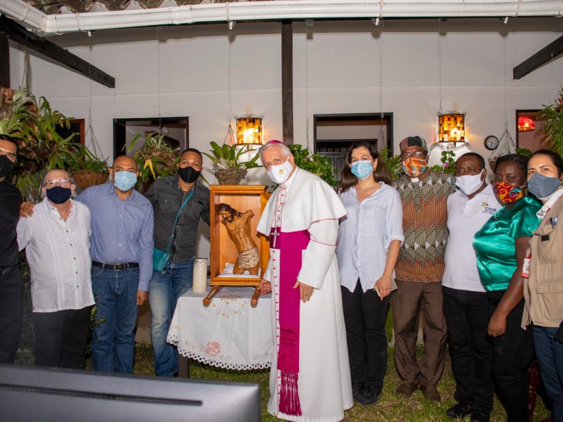 Unterzeichnende des Pakts für das Leben mit dem zerstörten Kruzifix von Bellavista