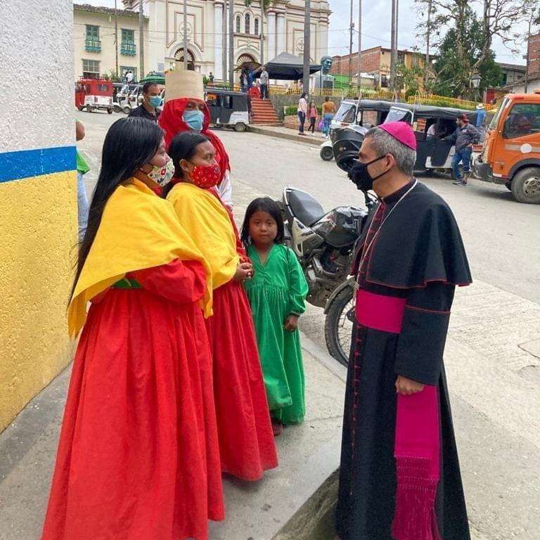 Bischof Álvarez beim Besuch einer indigenen Gemeinde im Bistum Santa Rosa de Osos.