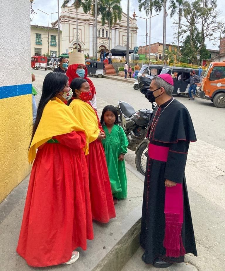 Bischof Álvarez beim Besuch einer indigenen Gemeinde im Bistum Santa Rosa de Osos. (c) privat