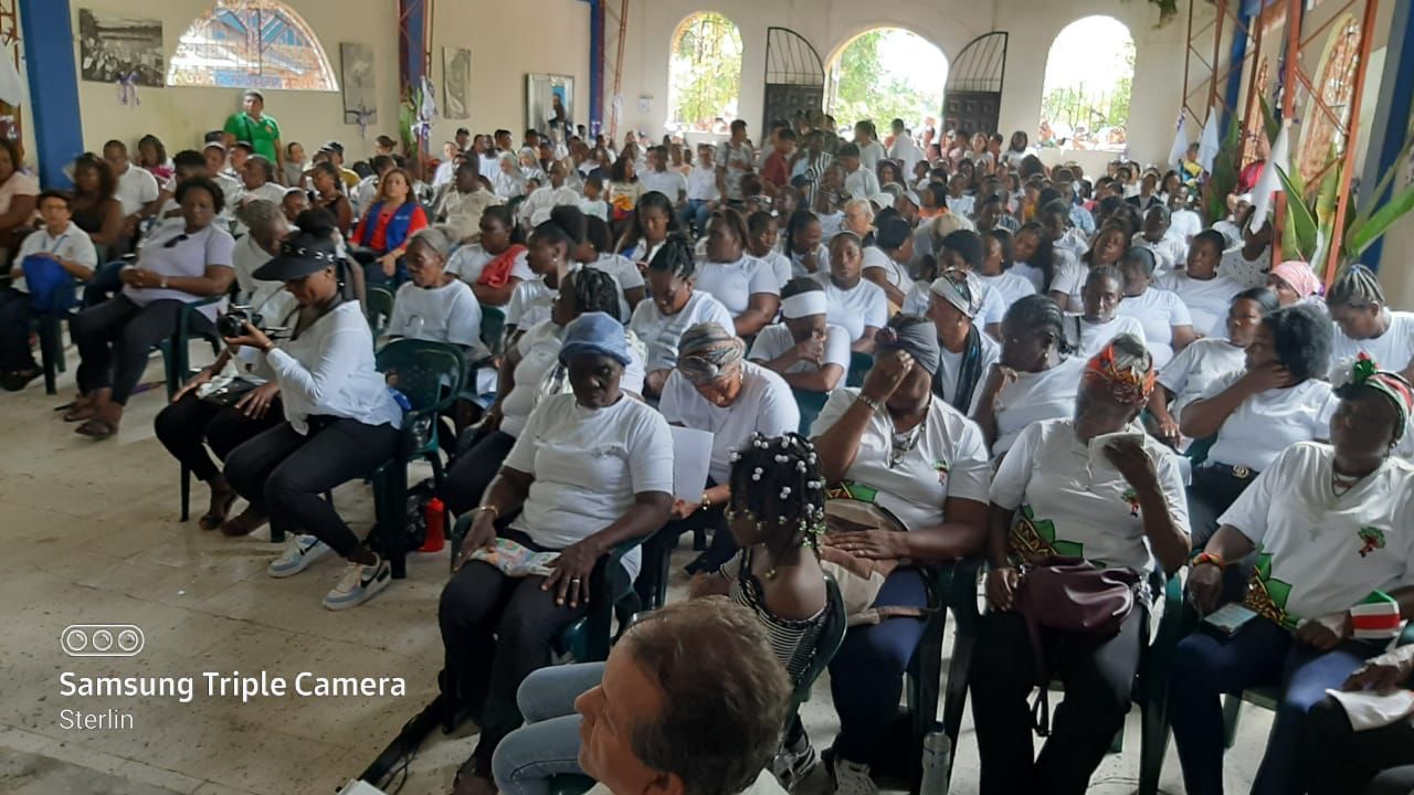 Mitfeiernde beim Gedenkgottesdienst in Bellavista am 2. Mai 2022