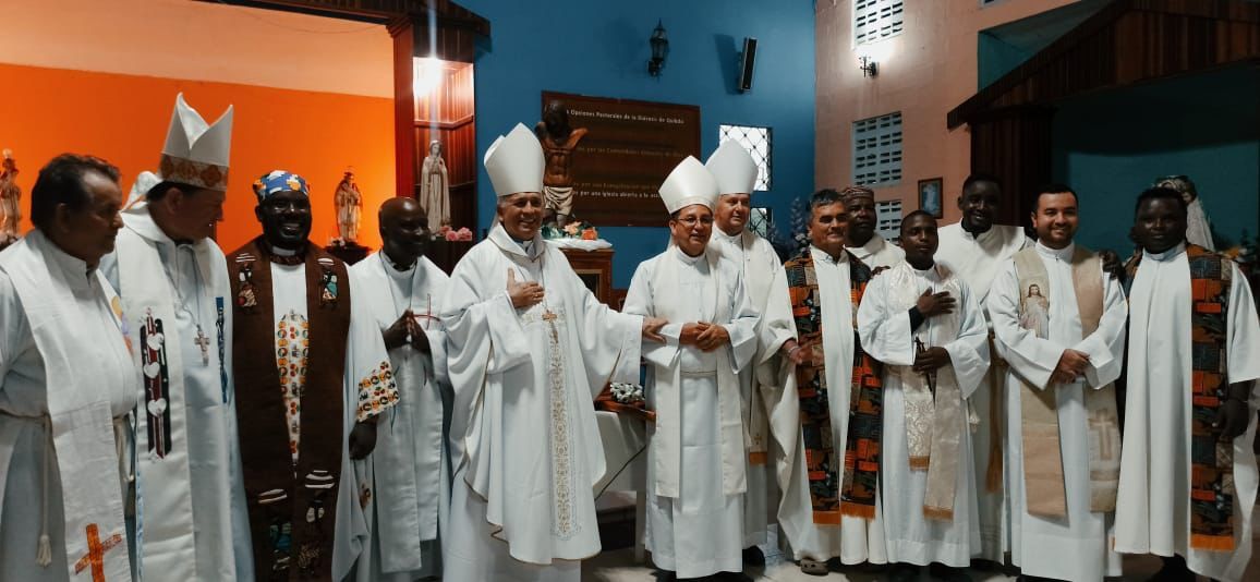 Zelebranten beim Gedenkgottesdienst in Bellavista am 2. Mai 2022, Im Hintergrund der Christustorso.