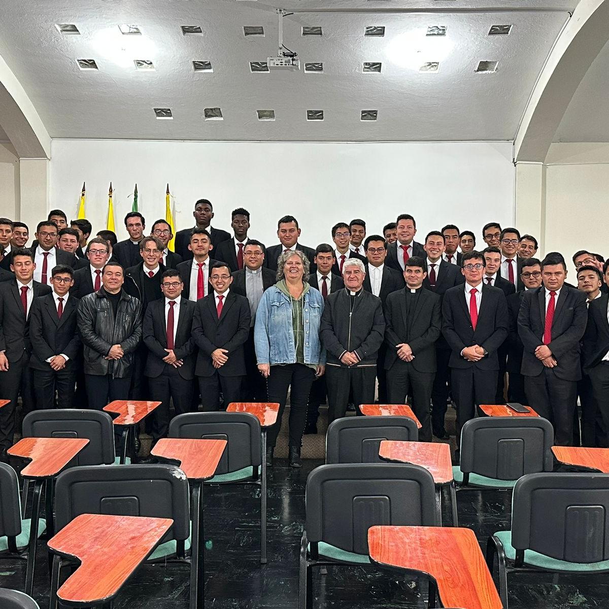 Claudia Witgens und die Seminaristen des Priesterseminars in Tunja.