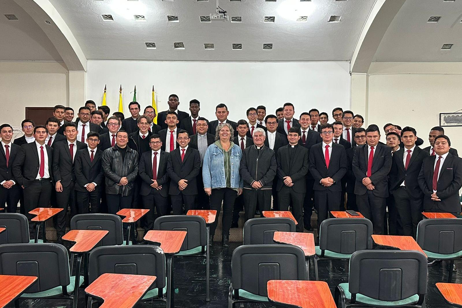 Claudia Witgens und die Seminaristen des Priesterseminars in Tunja.