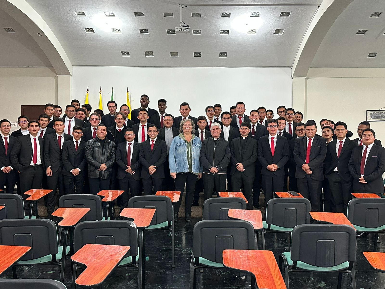 Claudia Witgens und die Seminaristen des Priesterseminars in Tunja. (c) privat