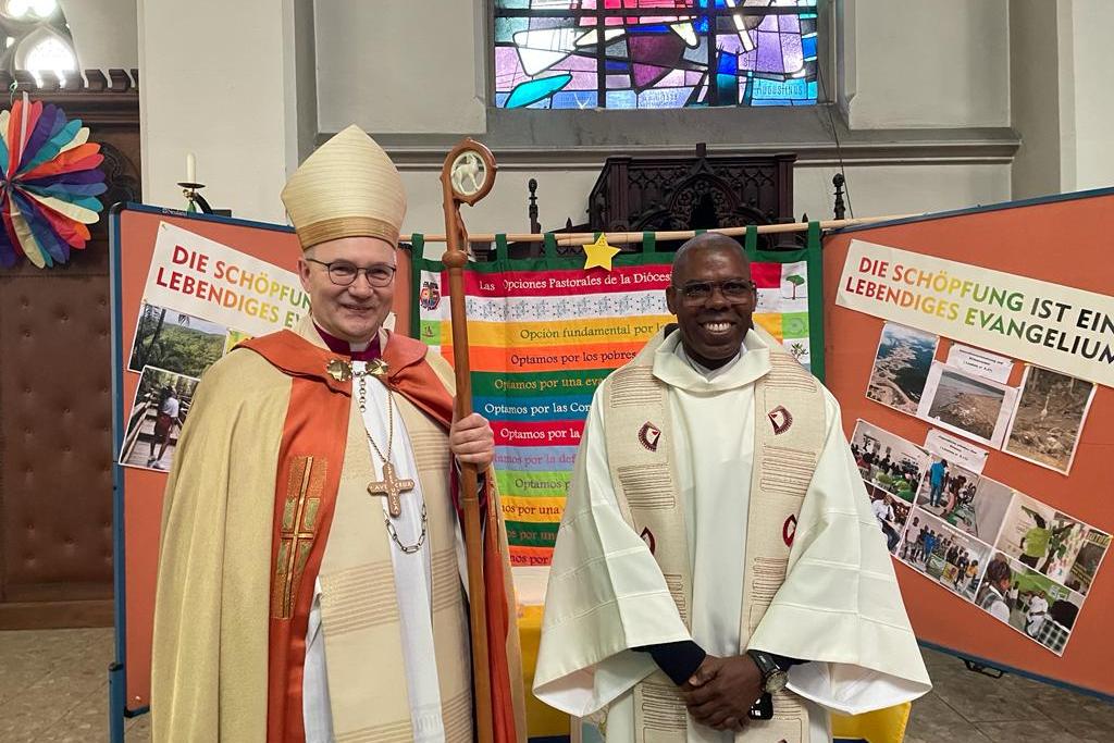 Bischof Helmut Dieser und Padre Luis Carlos Hinojosa bei der Diözesanaussendung in St. Anna, Krefeld.