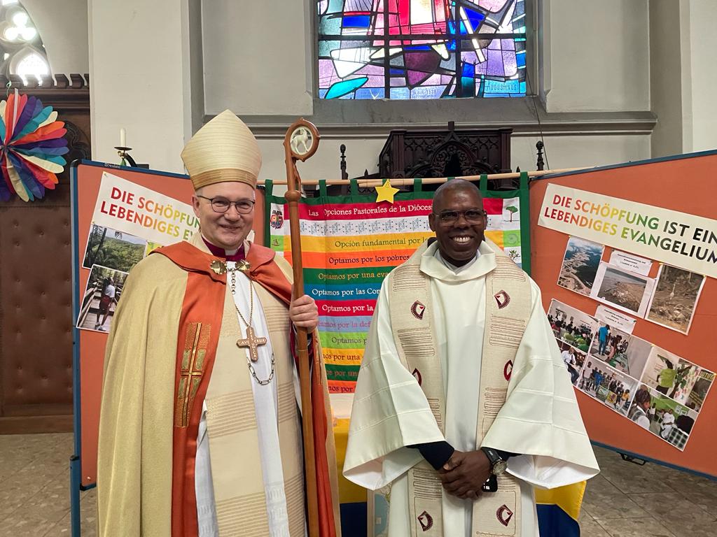 Bischof Helmut Dieser und Padre Luis Carlos Hinojosa bei der Diözesanaussendung in St. Anna, Krefeld. (c) privat