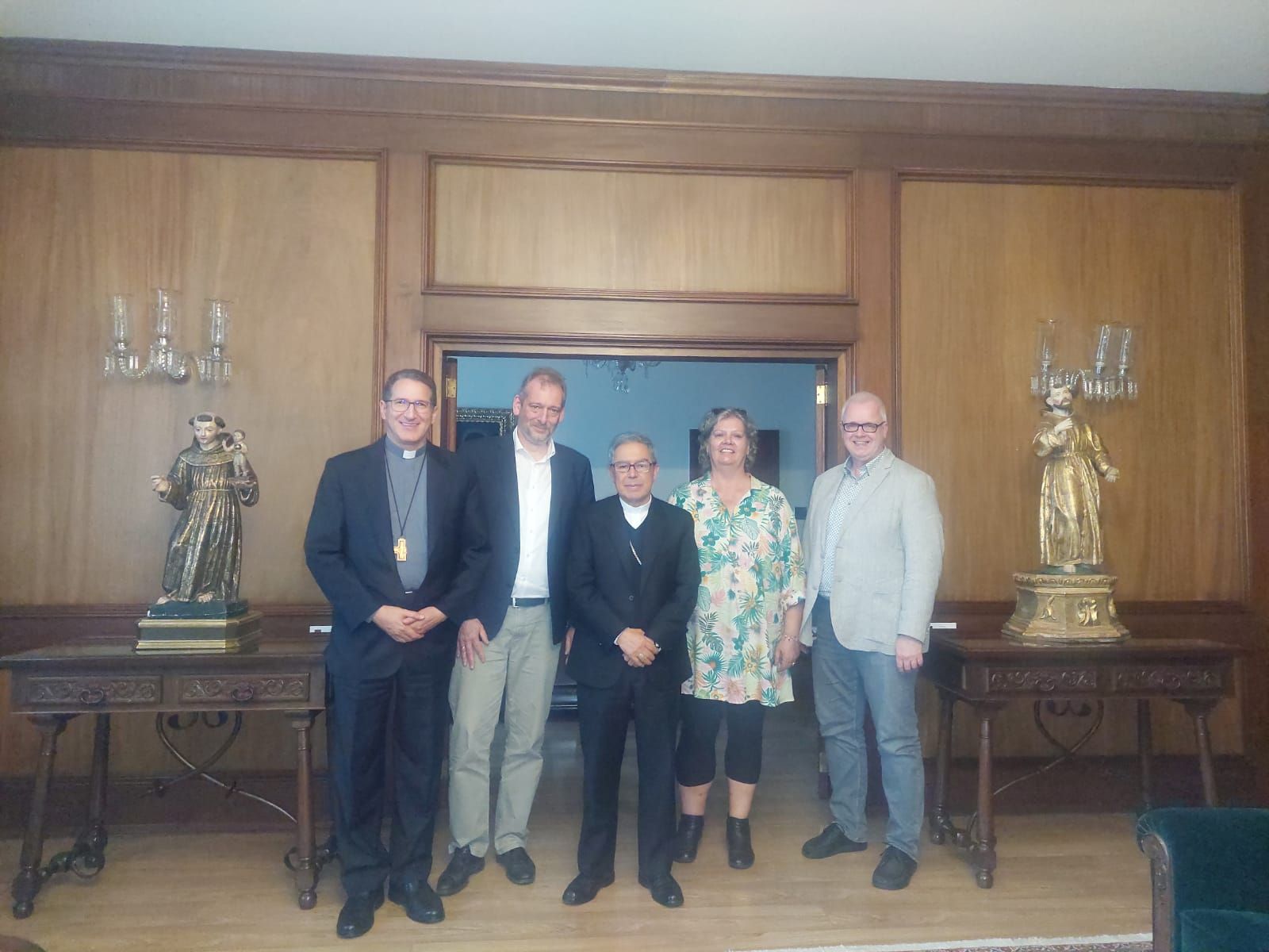 Besuch im Bischofshaus von Bogotá (v. l. n. r.): Weihbischof Luis Manuel Alí, Markus Offner, Kardinal Luis José Rueda, Claudia Witgens und Thomas Hoogen. (c) Bistum Aachen