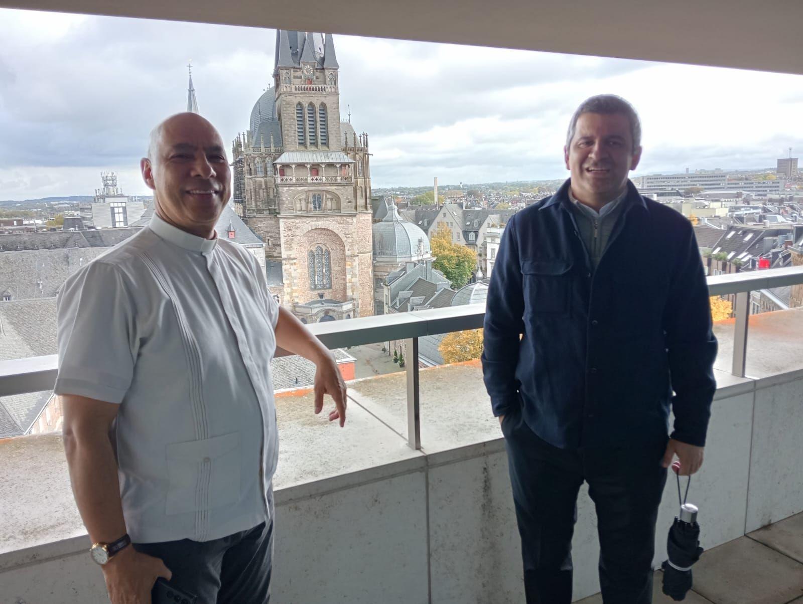 Padre Diego Guzmán (rechts) und Padre Guillermo Carmona (links) zu Besuch im Aachener Generalvikariat.