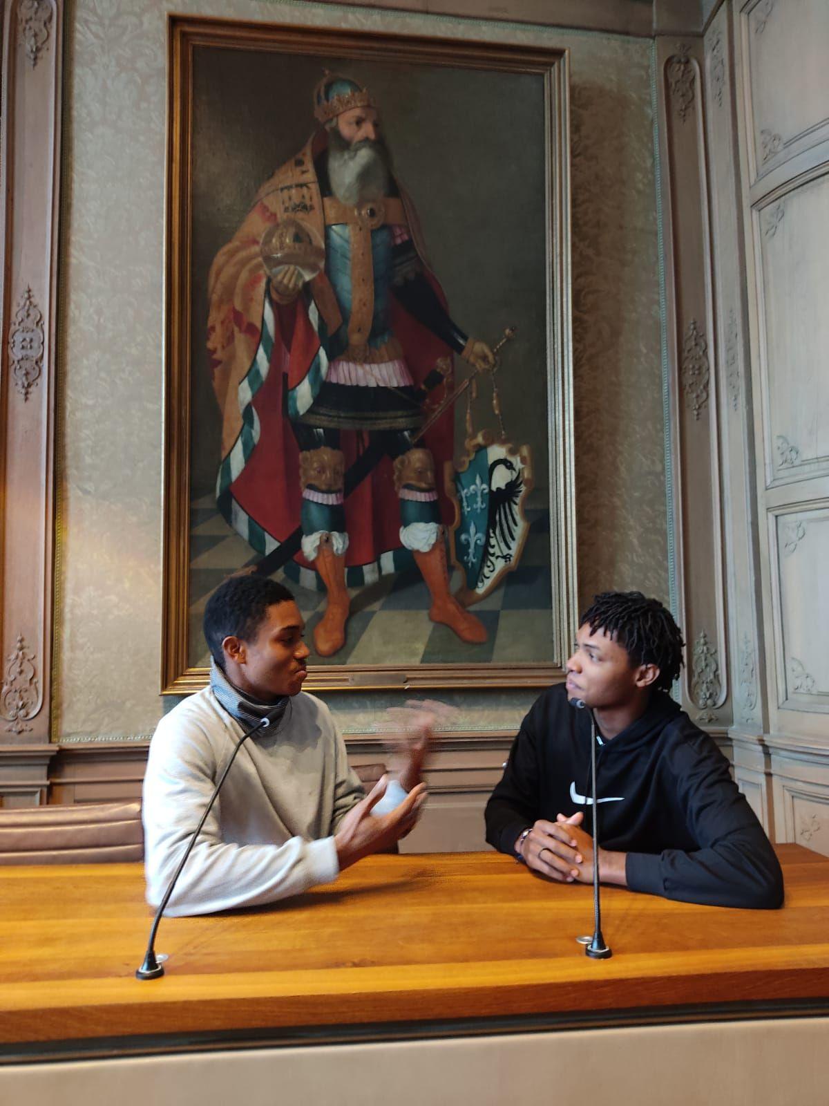 Jailer Cortés und Edwin Narváez im Ratssaal des Aachener Rathauses
