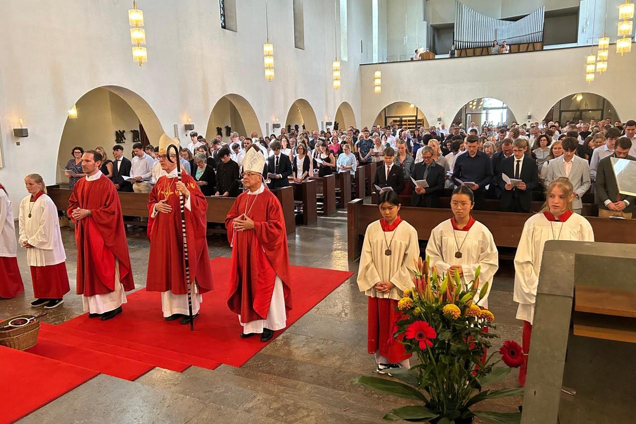Der kolumbianische Erzbischofs Gabriel Ángel Villa Vahos firmte zusammen mit dem Aachener Weihbischof Karl Borsch in der Kirche St. Notburga in Viersen-Rahser über 40 Jugendliche.