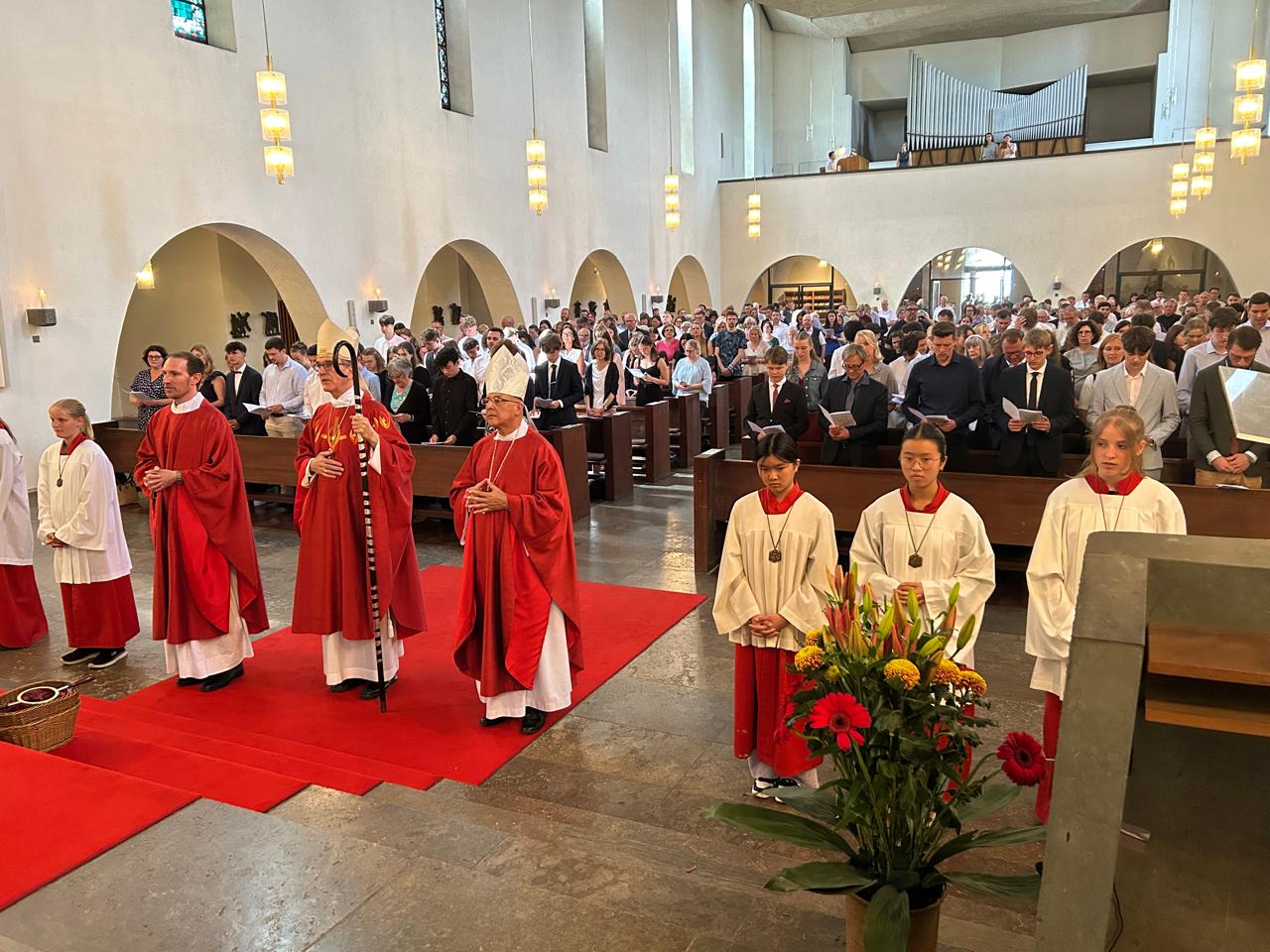 Der kolumbianische Erzbischofs Gabriel Ángel Villa Vahos firmte zusammen mit dem Aachener Weihbischof Karl Borsch in der Kirche St. Notburga in Viersen-Rahser über 40 Jugendliche.