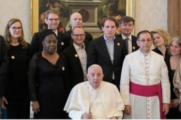 Bischof Barreto und Mitglieder von Casa Hogar bei Papst Franziskus