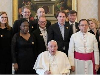 Bischof Barreto und Mitglieder von Casa Hogar bei Papst Franziskus