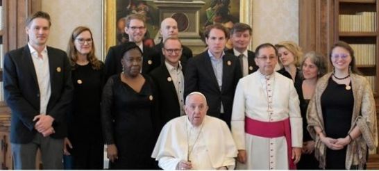 Bischof Barreto und Mitglieder von Casa Hogar bei Papst Franziskus (c) CEC
